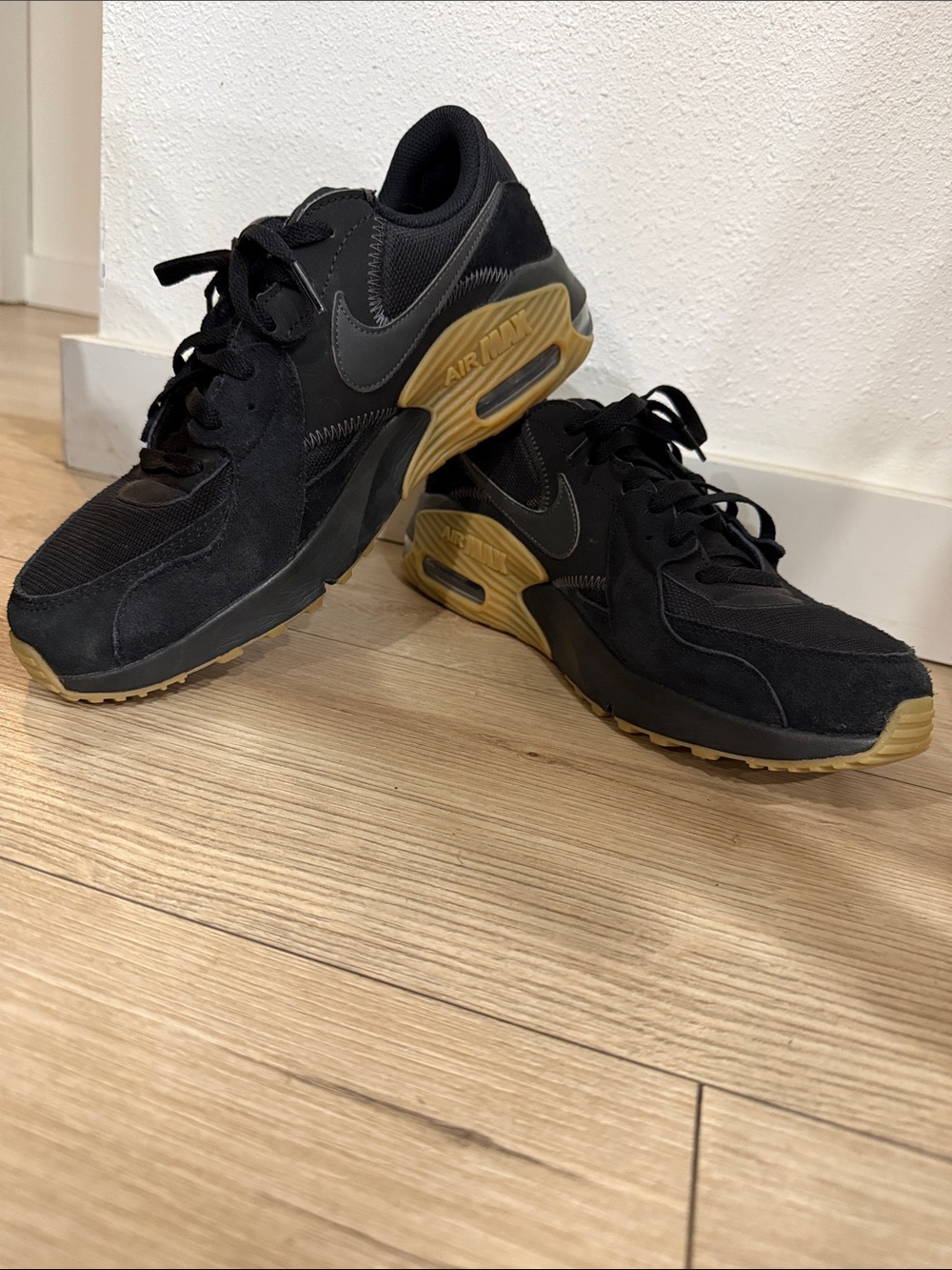 Nike Men’s Air Max Black with Gum Midsole Sneakers - Picture 3 of 5